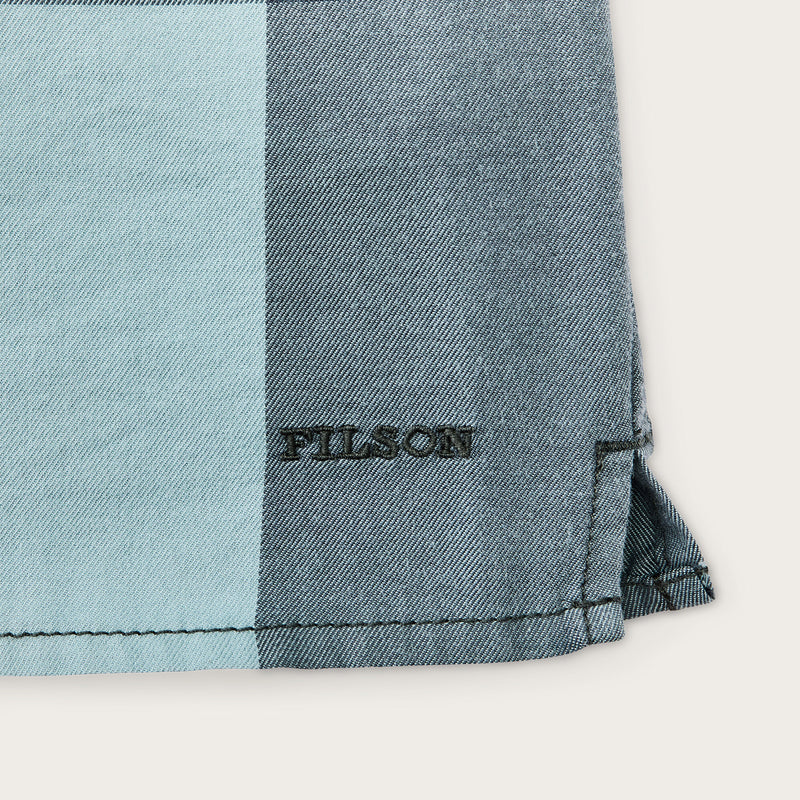 Women’s short sleeve twill camp shirt di Filson | Storm blue/ stone plaid (Blue)