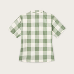 Women’s short sleeve twill camp shirt di Filson | Hedge green/ white plaid (Green)
