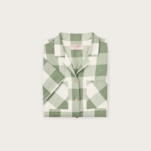 Women’s short sleeve twill camp shirt di Filson | Hedge green/ white plaid (Green)