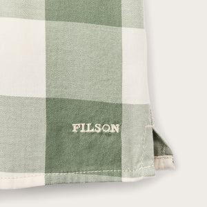 Women’s short sleeve twill camp shirt di Filson | Hedge green/ white plaid (Green)