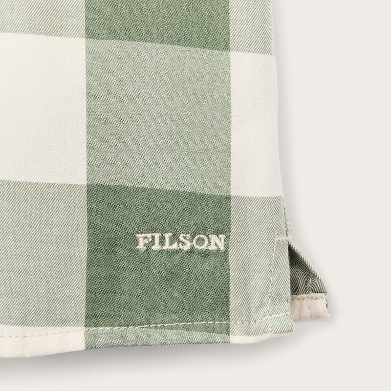Women’s short sleeve twill camp shirt di Filson | Hedge green/ white plaid (Green)