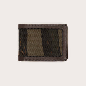 Rugged twill outfitter wallet von Filson | Maple bark camo (Beige)